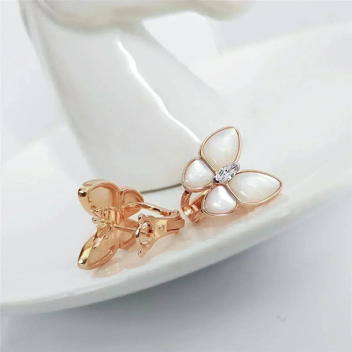 [Bling Jewelrys ]SCHMETTERLINGS-OHRRINGE AUS PERLMUTT MIT DIAMANTEN