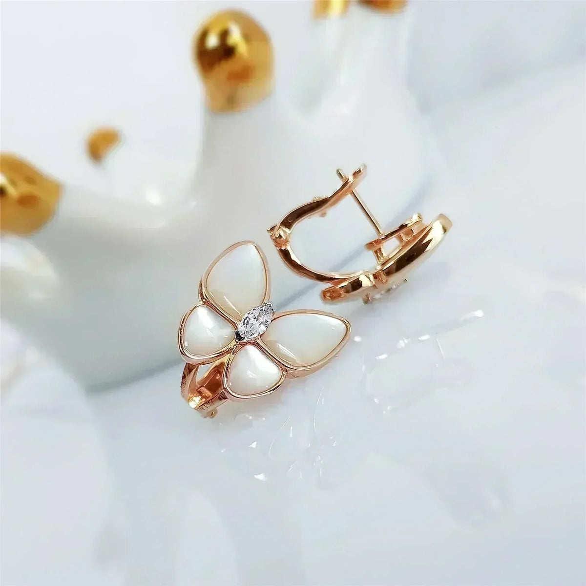 [Bling Jewelrys ]SCHMETTERLINGS-OHRRINGE AUS PERLMUTT MIT DIAMANTEN