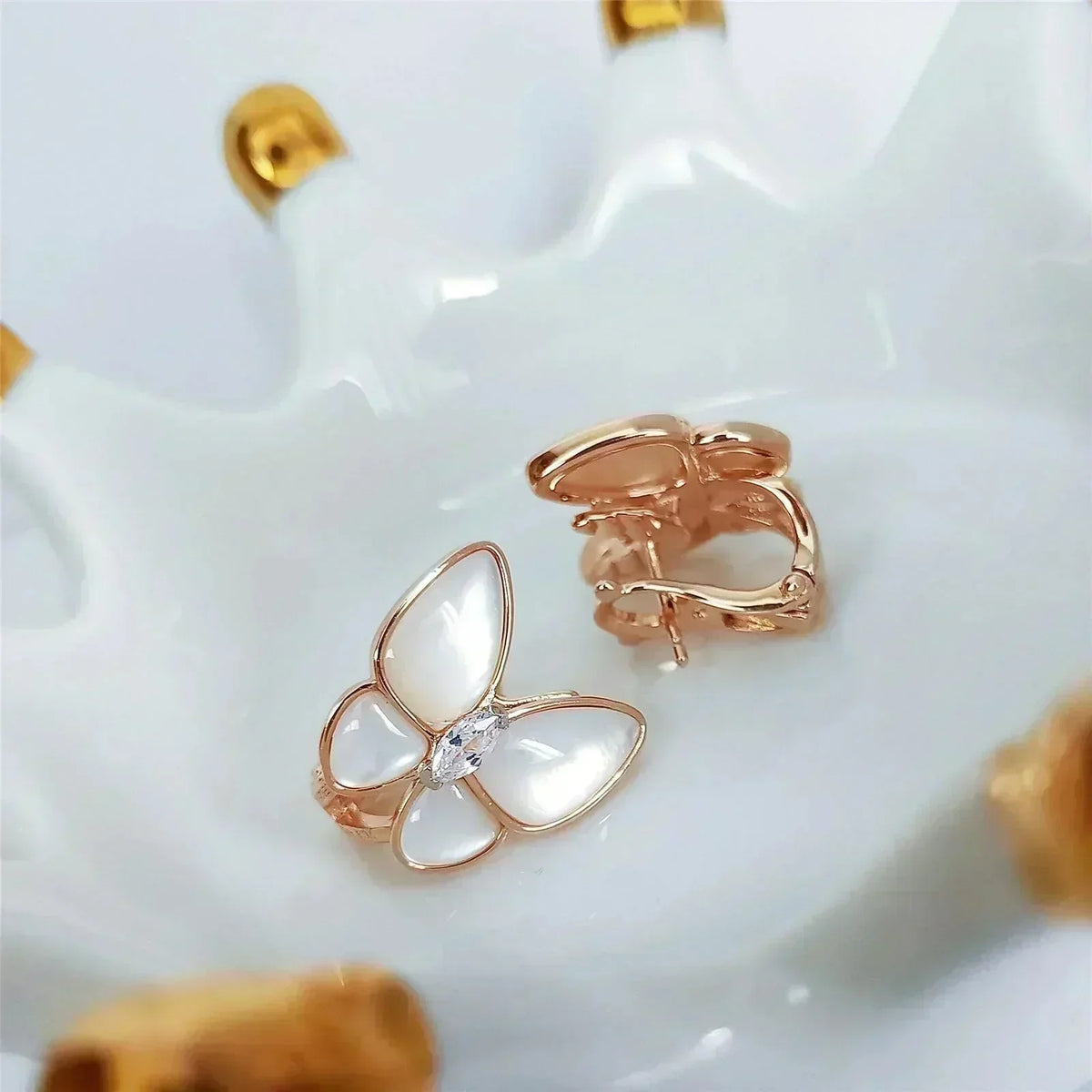 [Bling Jewelrys ]SCHMETTERLINGS-OHRRINGE AUS PERLMUTT MIT DIAMANTEN