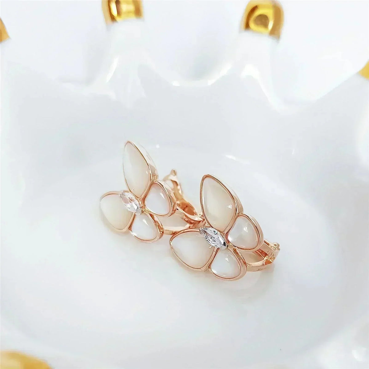 [Bling Jewelrys ]SCHMETTERLINGS-OHRRINGE AUS PERLMUTT MIT DIAMANTEN