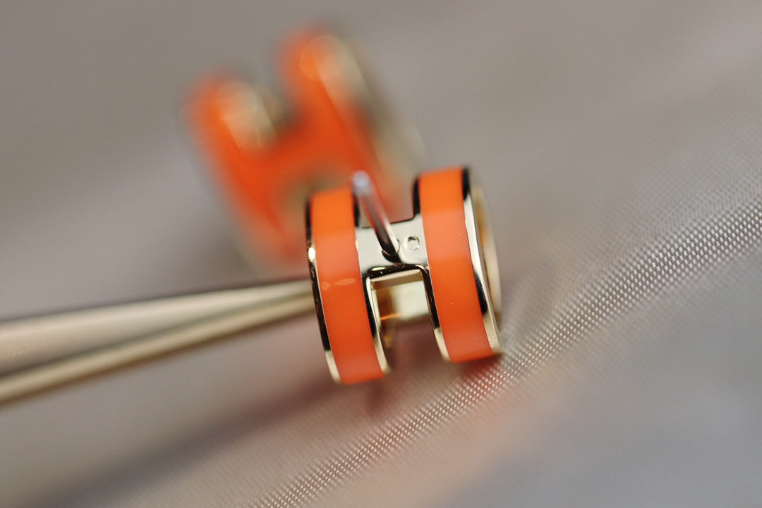 {
  "Bling Jewelrys": "ブリング・ジュエリー",
  "MINI POP H EARRINGS ORANGE": "ミニ ポップ H ピアス オレンジ"
}