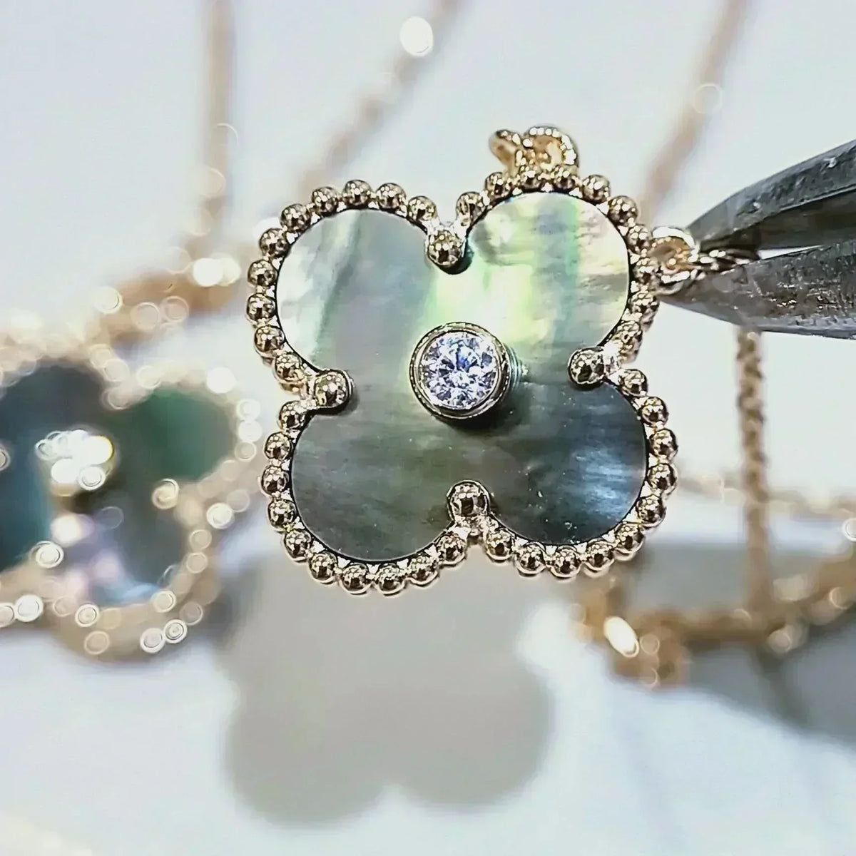 {
  "Bling Jewelrys": "ブリングジュエリー",
  "CLOVER 15MM DIAMOND AND MOTHER-OF-GREY NECKLACE": "クローバー 15mm ダイヤモンド＆グレーマザーオブパール ネックレス"
}