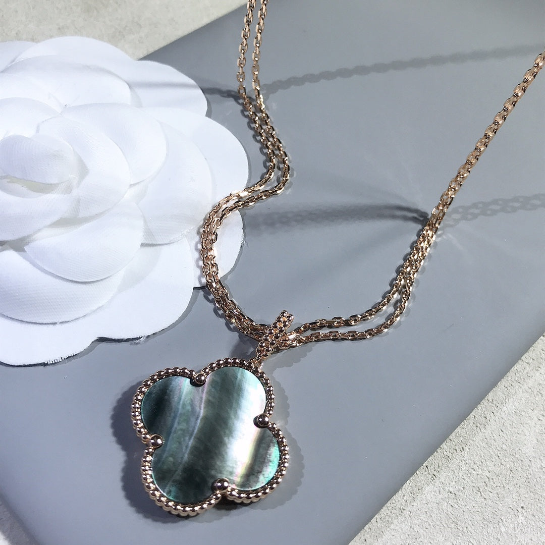 {"Bling Jewelrys ": "Bling Jewelrys ", "CLOVER 25MM GOLD DARK MOP BIG CLOVER NECKLACE": "KLEEBLATT 25MM GOLD DUNKLES PERLMUTT GROSSE KLEEBLATT-HALSKETTE"}