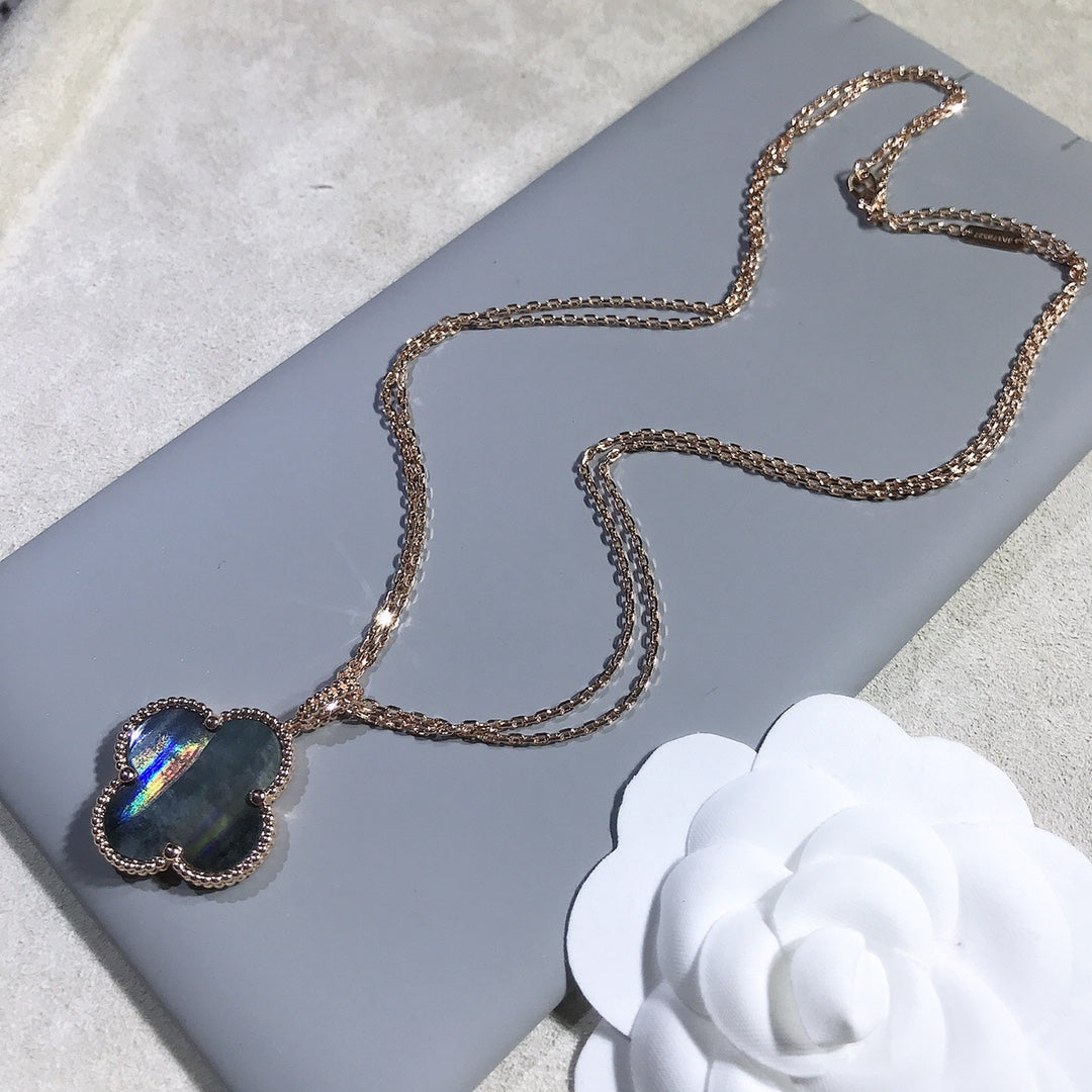 {"Bling Jewelrys ": "Bling Jewelrys ", "CLOVER 25MM GOLD DARK MOP BIG CLOVER NECKLACE": "KLEEBLATT 25MM GOLD DUNKLES PERLMUTT GROSSE KLEEBLATT-HALSKETTE"}