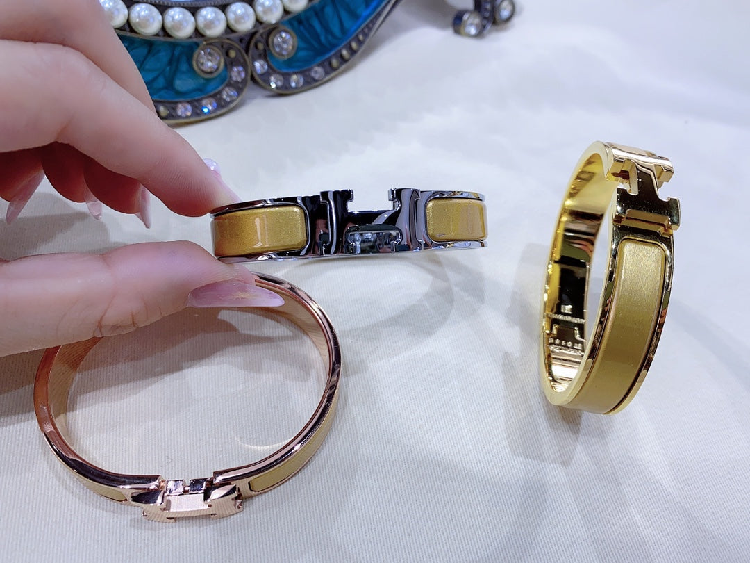 {
  "Bling Jewelrys": "ブリングジュエリー",
  "H CHAMPAGNE BRACELET": "H シャンパンブレスレット"
}