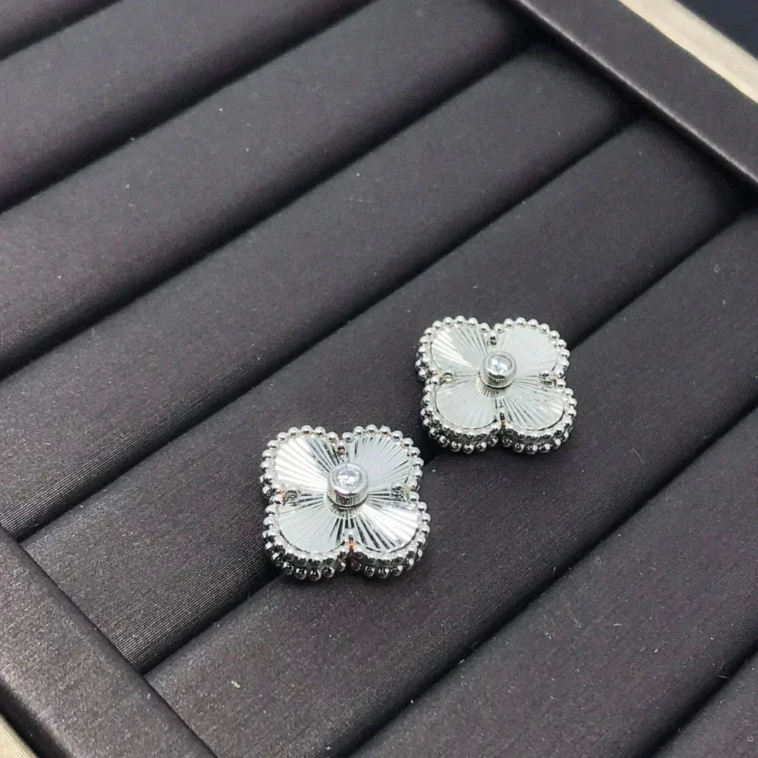 {
  "Bling Jewelrys ": "ブリングジュエリー",
  "CLOVER MINI 9.5MM LASER EARRINGS": "クローバー ミニ 9.5mm レーザーピアス"
}