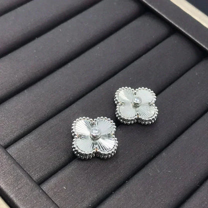 {
  "Bling Jewelrys ": "ブリングジュエリー",
  "CLOVER MINI 9.5MM LASER EARRINGS": "クローバー ミニ 9.5mm レーザーピアス"
}
