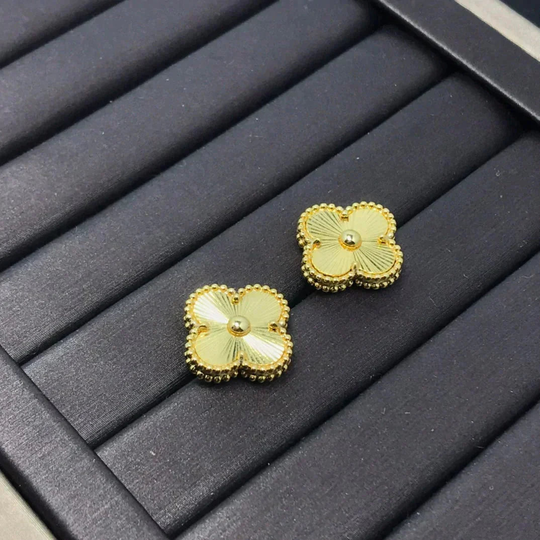 {
  "Bling Jewelrys ": "ブリングジュエリー",
  "CLOVER MINI 9.5MM LASER EARRINGS": "クローバー ミニ 9.5mm レーザーピアス"
}