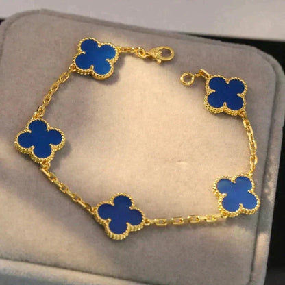 {
  "Bling Jewelrys": "ブリング・ジュエリー",
  "CLOVER 5 MOTIF BLUE AGATE BRACELET COLLECTION": "クローバー 5モチーフ ブルーアゲート ブレスレット コレクション"
}