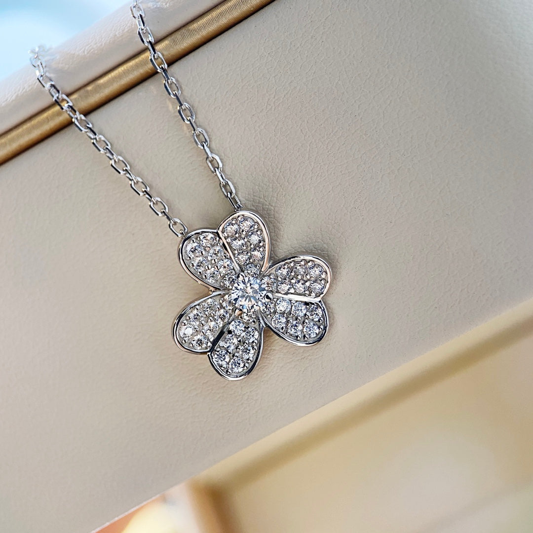 {
"Bling Jewelrys": "ブリングジュエリー",
"CLOVER DIAMOND NECKLACE SILVER": "クローバー ダイヤモンドネックレス シルバー"
}