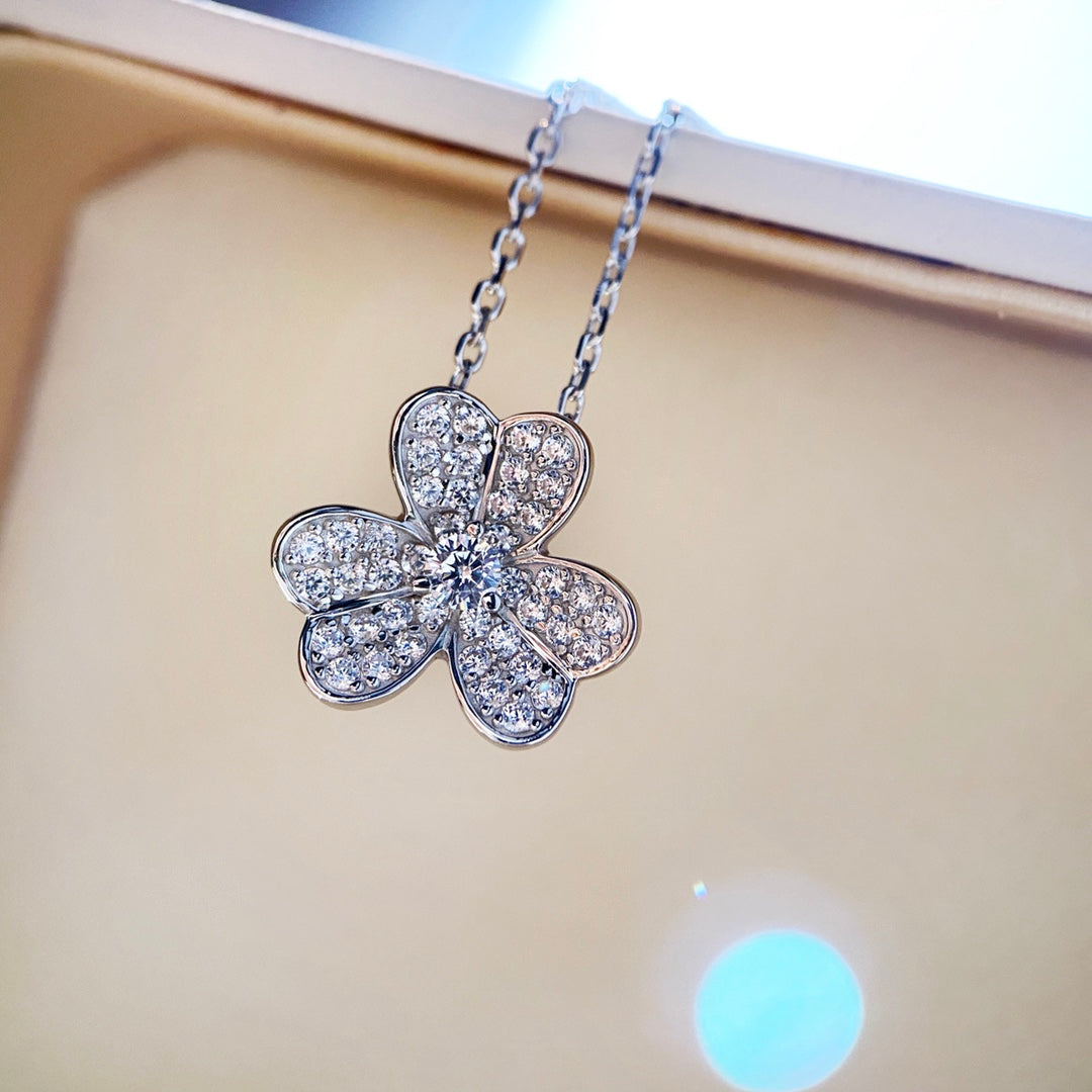 {
"Bling Jewelrys": "ブリングジュエリー",
"CLOVER DIAMOND NECKLACE SILVER": "クローバー ダイヤモンドネックレス シルバー"
}