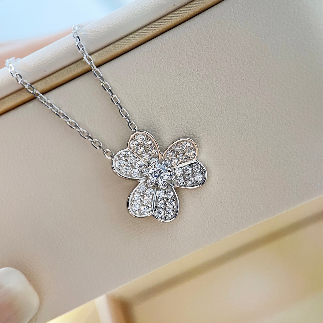 {
"Bling Jewelrys": "ブリングジュエリー",
"CLOVER DIAMOND NECKLACE SILVER": "クローバー ダイヤモンドネックレス シルバー"
}