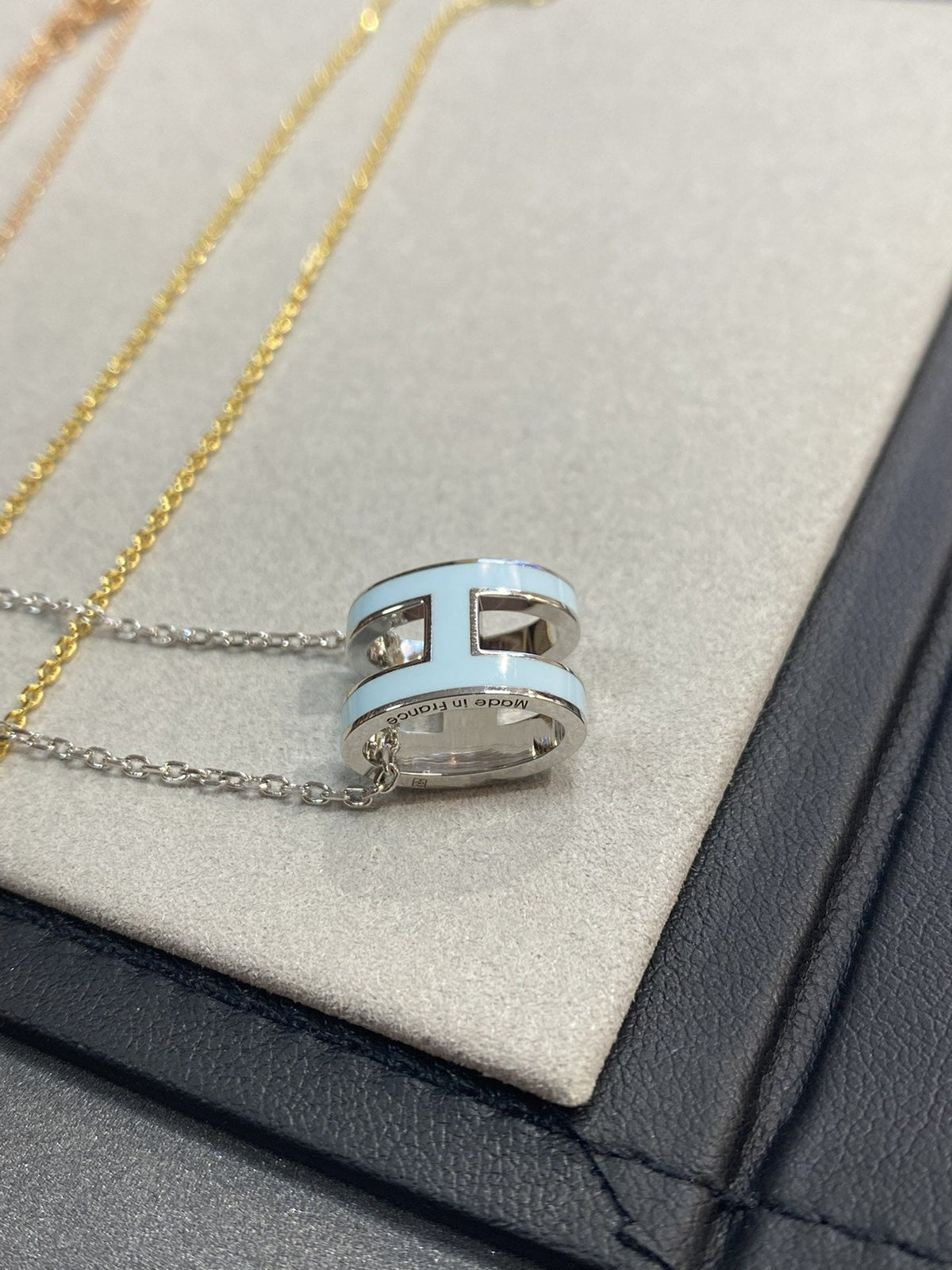 {"[Bling Jewelrys ]POP H LIGHT BLUE NECKLACE": "[Bling Jewelrys ]POP H HELLBLAUE HALSKETTE"}