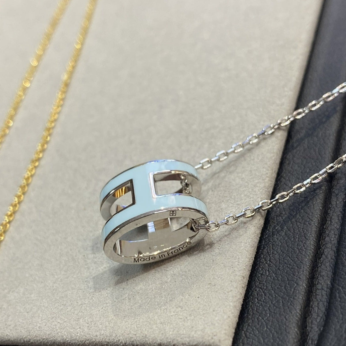 {"[Bling Jewelrys ]POP H LIGHT BLUE NECKLACE": "[Bling Jewelrys ]POP H HELLBLAUE HALSKETTE"}