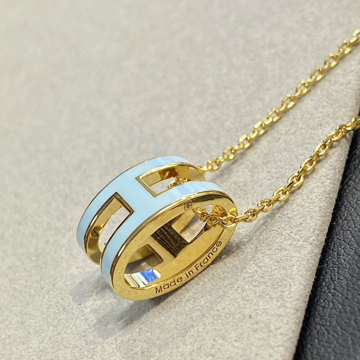 {"[Bling Jewelrys ]POP H LIGHT BLUE NECKLACE": "[Bling Jewelrys ]POP H HELLBLAUE HALSKETTE"}