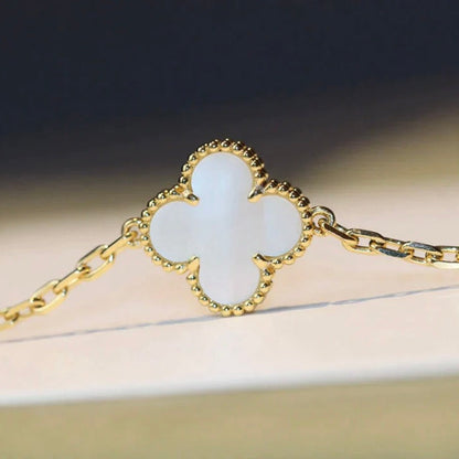 {
"Bling Jewelrys ": "ブリングジュエリー",
"CLOVER 20 MOTIFS WHITE MOP NECKLACE": "クローバー 20モチーフ ホワイトマザーオブパール ネックレス"
}