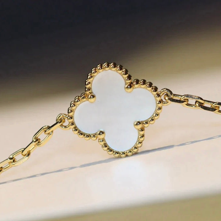 {
"Bling Jewelrys ": "ブリングジュエリー",
"CLOVER 20 MOTIFS WHITE MOP NECKLACE": "クローバー 20モチーフ ホワイトマザーオブパール ネックレス"
}