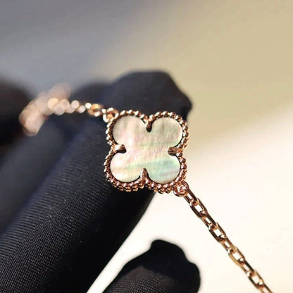 {
"Bling Jewelrys ": "Bling Jewelrys ",
"CLOVER 20 MOTIFS DARK MOP DIAMOND NECKLACE": "KLEEBLATT 20 MOTIVE DUNKLE MUTTERPERL-DIAMANT-HALSKETTE"
}