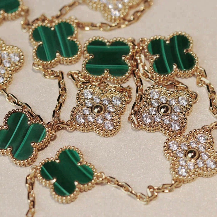 {
  "Bling Jewelrys": "Bling Jewelrys",
  "CLOVER 20 MOTIFS MALACHITE DIAMOND NECKLACE": "KLEEBLATT-HALSKETTE MIT 20 MOTIVEN AUS MALACHIT UND DIAMANTEN"
}
