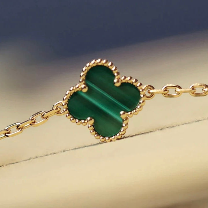 {
  "Bling Jewelrys": "Bling Jewelrys",
  "CLOVER 20 MOTIFS MALACHITE DIAMOND NECKLACE": "KLEEBLATT-HALSKETTE MIT 20 MOTIVEN AUS MALACHIT UND DIAMANTEN"
}
