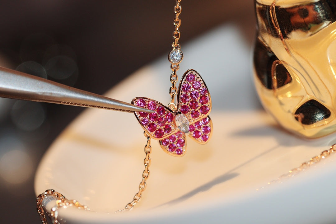 {
  "Bling Jewelrys": "ブリングジュエリー",
  "BUTTERFLY RED DIAMOND ROSE GOLD NECKLACE": "バタフライ レッドダイヤモンド ローズゴールド ネックレス"
}