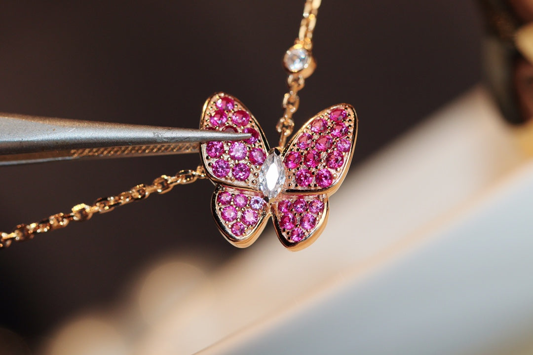 {
  "Bling Jewelrys": "ブリングジュエリー",
  "BUTTERFLY RED DIAMOND ROSE GOLD NECKLACE": "バタフライ レッドダイヤモンド ローズゴールド ネックレス"
}
