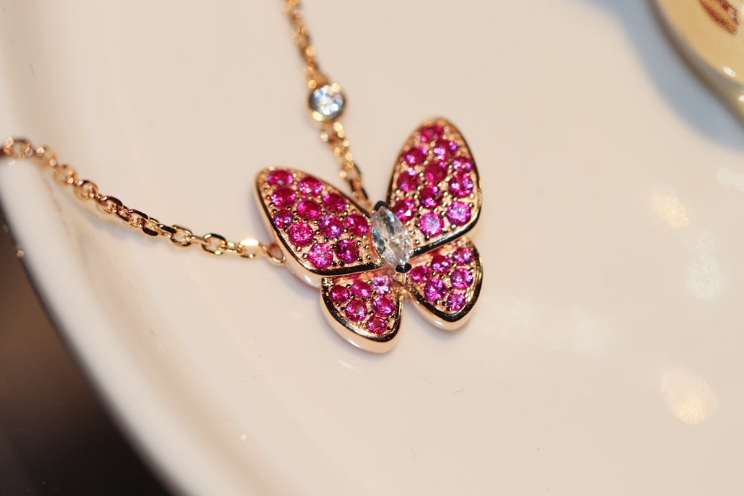 {
  "Bling Jewelrys": "ブリングジュエリー",
  "BUTTERFLY RED DIAMOND ROSE GOLD NECKLACE": "バタフライ レッドダイヤモンド ローズゴールド ネックレス"
}
