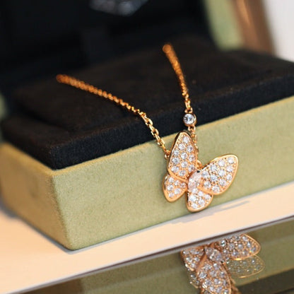{
  "Bling Jewelrys": "Bling Jewelrys",
  "BUTTERFLY DIAMOND NECKLACE": "SCHMETTERLINGS-DIAMANTHALSKETTE"
}