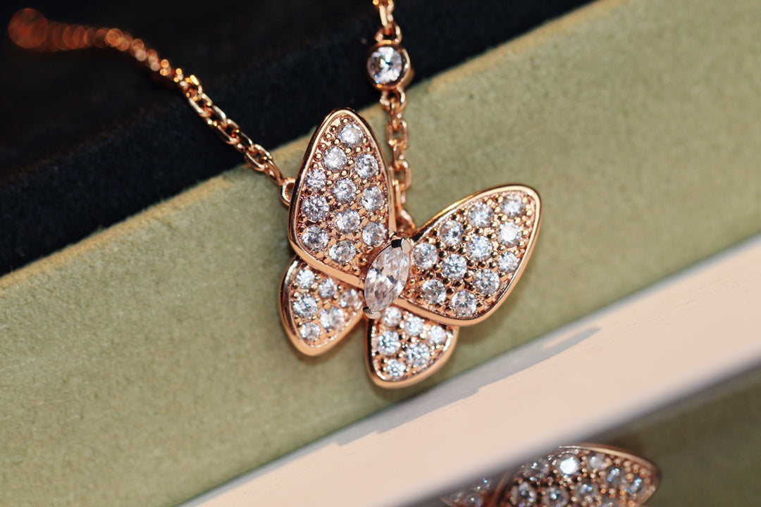 {
  "Bling Jewelrys": "Bling Jewelrys",
  "BUTTERFLY DIAMOND NECKLACE": "SCHMETTERLINGS-DIAMANTHALSKETTE"
}