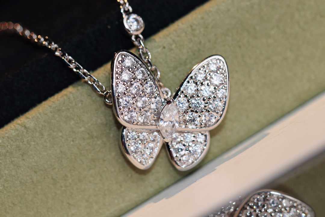{
  "Bling Jewelrys": "Bling Jewelrys",
  "BUTTERFLY DIAMOND NECKLACE": "SCHMETTERLINGS-DIAMANTHALSKETTE"
}