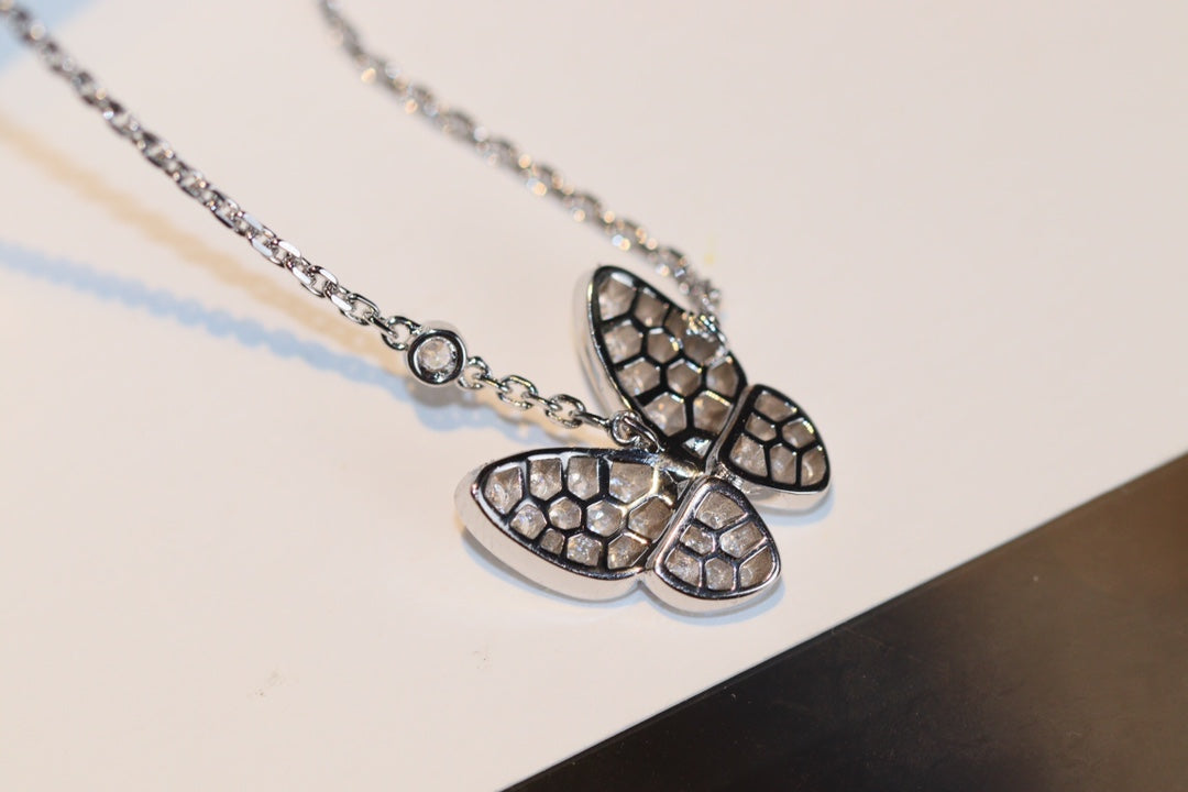 {
  "Bling Jewelrys": "Bling Jewelrys",
  "BUTTERFLY DIAMOND NECKLACE": "SCHMETTERLINGS-DIAMANTHALSKETTE"
}