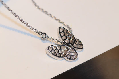 {
  "Bling Jewelrys": "Bling Jewelrys",
  "BUTTERFLY DIAMOND NECKLACE": "SCHMETTERLINGS-DIAMANTHALSKETTE"
}