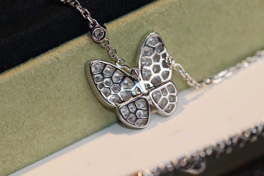 {
  "Bling Jewelrys": "Bling Jewelrys",
  "BUTTERFLY DIAMOND NECKLACE": "SCHMETTERLINGS-DIAMANTHALSKETTE"
}