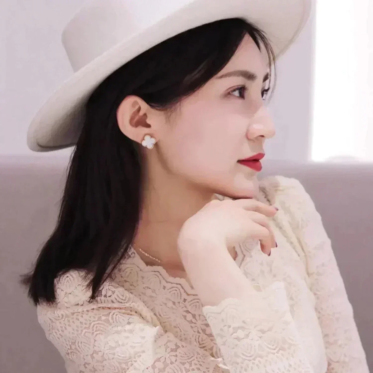 [Bling Jewelrys ]CLOVER MEDIUM 1 MOTIFS  WHITE MOP STUD EARRINGS