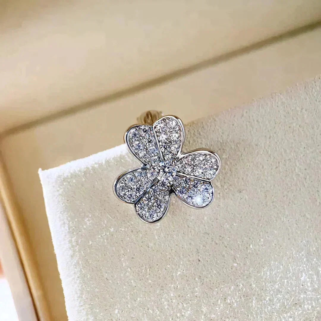 {
"Bling Jewelrys ": "ブリング・ジュエリー",
"CLOVER COMOS DIAMOND EARRINGS SILVER": "クローバー・コスモス・ダイヤモンド・イヤリング・シルバー"
}