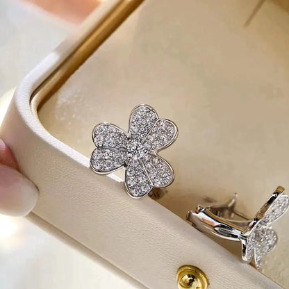 {
"Bling Jewelrys ": "ブリング・ジュエリー",
"CLOVER COMOS DIAMOND EARRINGS SILVER": "クローバー・コスモス・ダイヤモンド・イヤリング・シルバー"
}