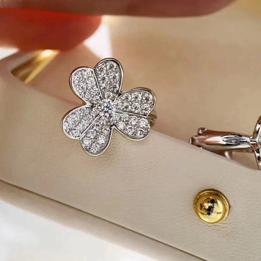 {
"Bling Jewelrys ": "ブリング・ジュエリー",
"CLOVER COMOS DIAMOND EARRINGS SILVER": "クローバー・コスモス・ダイヤモンド・イヤリング・シルバー"
}