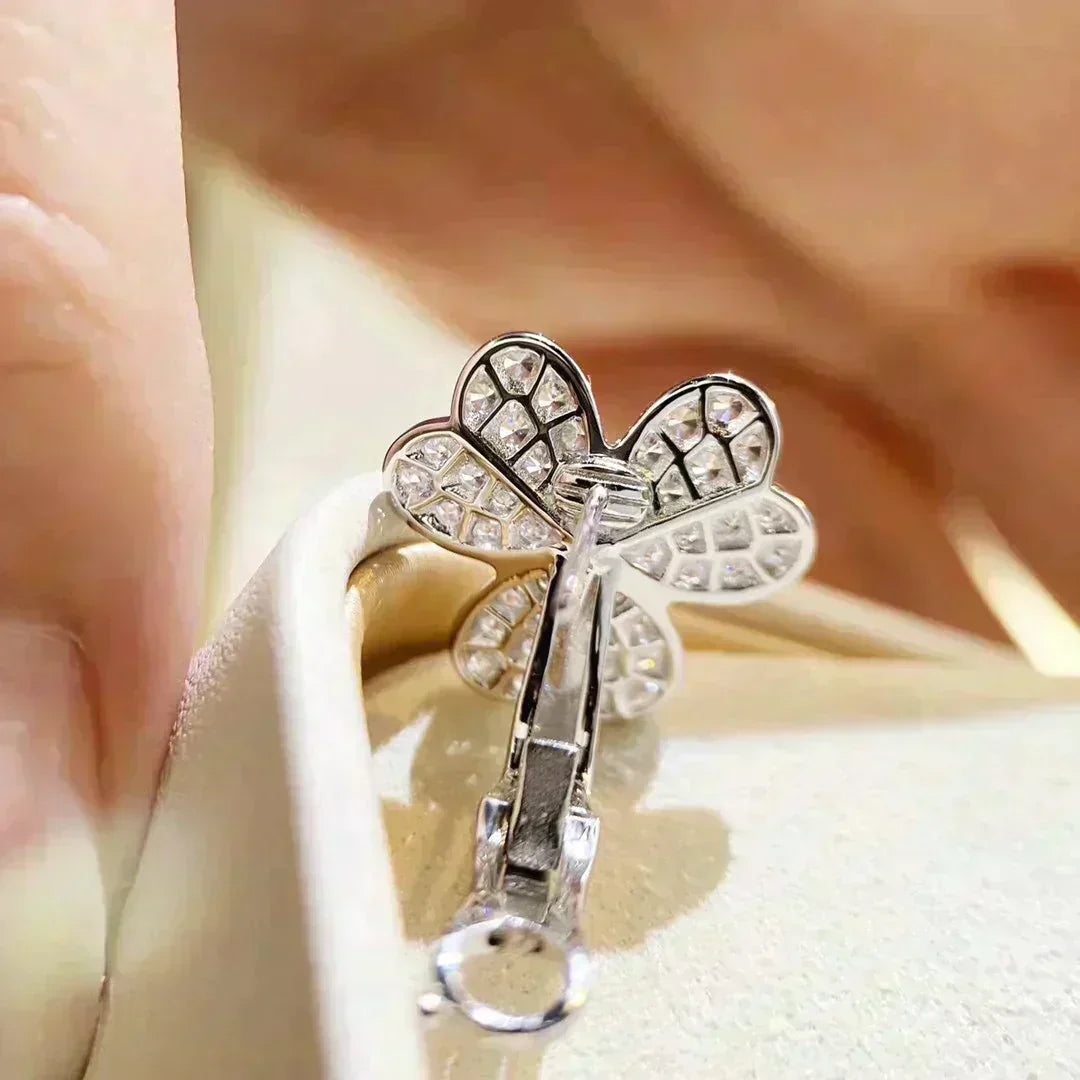 {
"Bling Jewelrys ": "ブリング・ジュエリー",
"CLOVER COMOS DIAMOND EARRINGS SILVER": "クローバー・コスモス・ダイヤモンド・イヤリング・シルバー"
}
