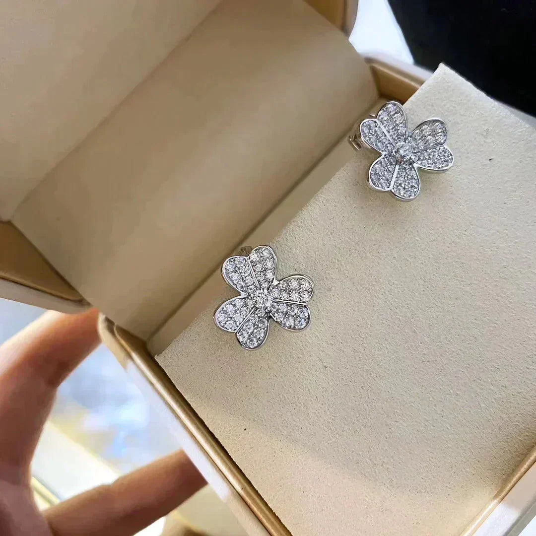 {
"Bling Jewelrys ": "ブリング・ジュエリー",
"CLOVER COMOS DIAMOND EARRINGS SILVER": "クローバー・コスモス・ダイヤモンド・イヤリング・シルバー"
}