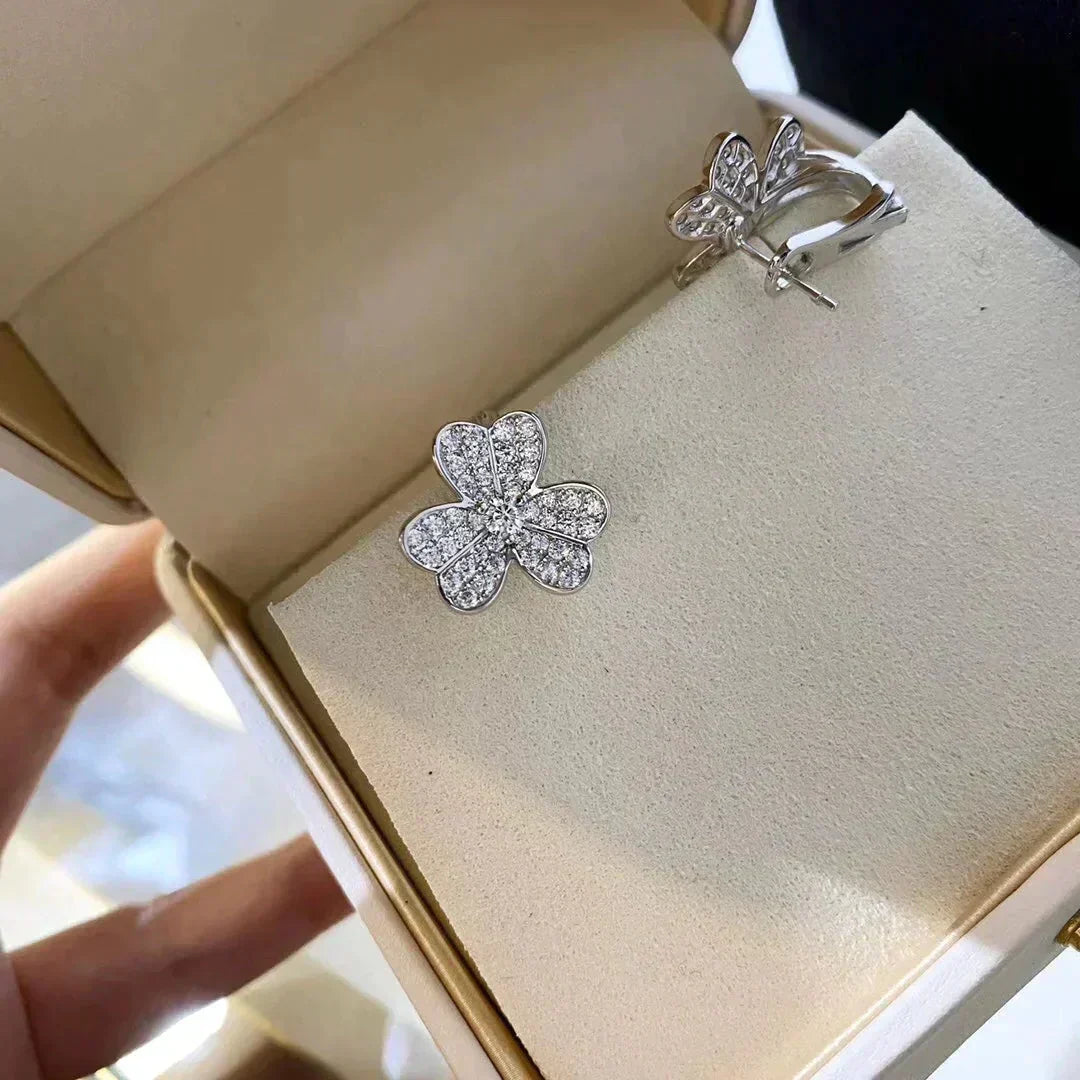 {
"Bling Jewelrys ": "ブリング・ジュエリー",
"CLOVER COMOS DIAMOND EARRINGS SILVER": "クローバー・コスモス・ダイヤモンド・イヤリング・シルバー"
}
