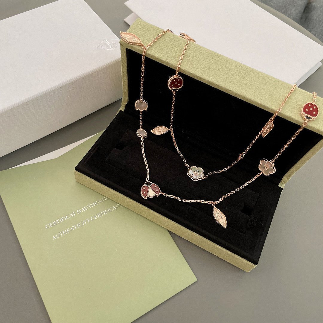 {"Bling Jewelrys": "Bling Jewelrys", "LUCKY SPRING 15 MOTIFS ROSE GOLD NECKLACE": "LUCKY SPRING HALSKETTE MIT 15 MOTIVEN IN ROSÉGOLD"}