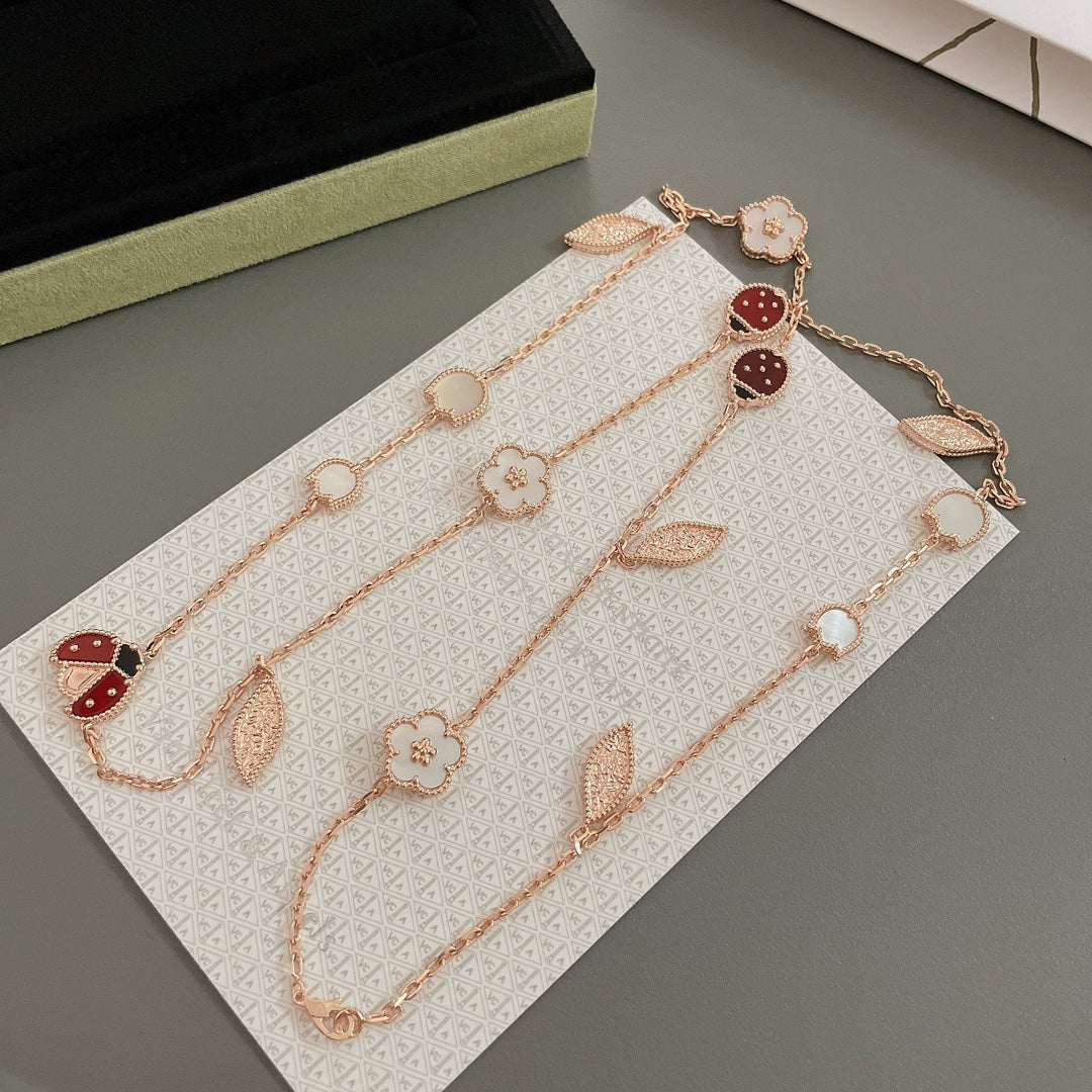 {"Bling Jewelrys": "Bling Jewelrys", "LUCKY SPRING 15 MOTIFS ROSE GOLD NECKLACE": "LUCKY SPRING HALSKETTE MIT 15 MOTIVEN IN ROSÉGOLD"}