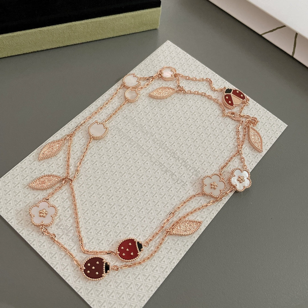 {"Bling Jewelrys": "Bling Jewelrys", "LUCKY SPRING 15 MOTIFS ROSE GOLD NECKLACE": "LUCKY SPRING HALSKETTE MIT 15 MOTIVEN IN ROSÉGOLD"}