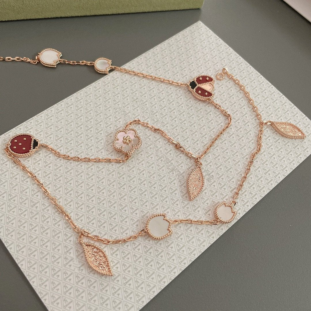 {"Bling Jewelrys": "Bling Jewelrys", "LUCKY SPRING 15 MOTIFS ROSE GOLD NECKLACE": "LUCKY SPRING HALSKETTE MIT 15 MOTIVEN IN ROSÉGOLD"}