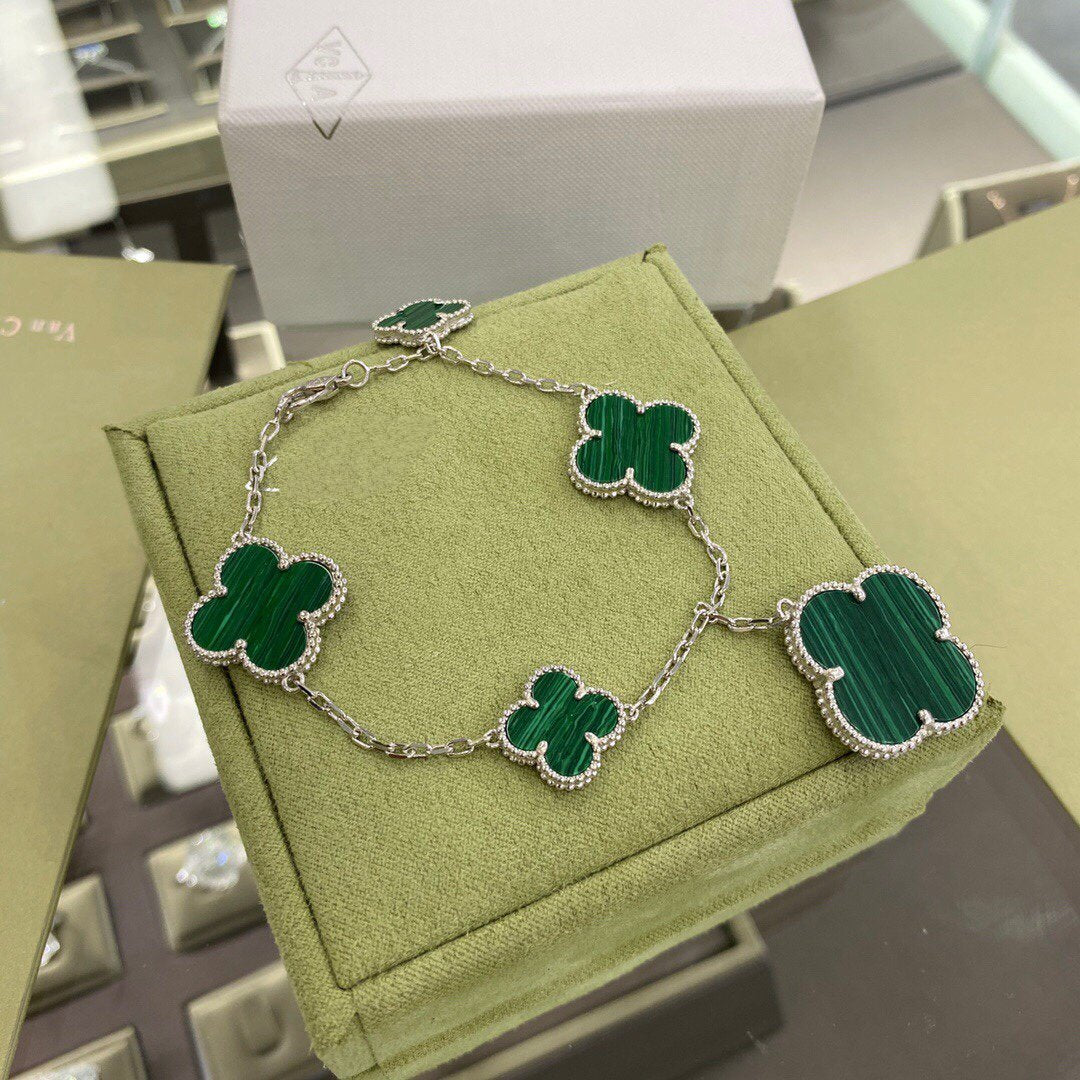 {
"Bling Jewelrys": "Bling Jewelrys",
"CLOVER 5 MOTIFS SIVLER MALACHITE BRACELET": "KLEEBLATT 5 MOTIVE SILBER MALACHIT ARMBAND"
}