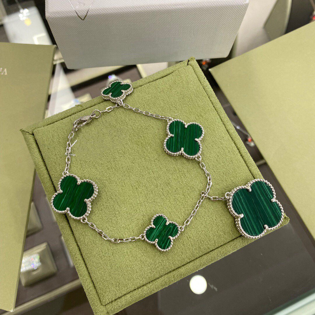 {
"Bling Jewelrys": "Bling Jewelrys",
"CLOVER 5 MOTIFS SIVLER MALACHITE BRACELET": "KLEEBLATT 5 MOTIVE SILBER MALACHIT ARMBAND"
}