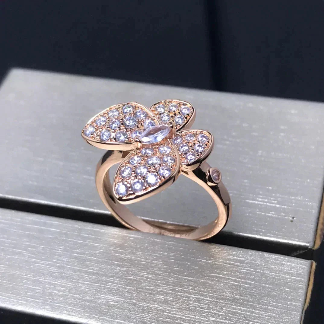 {
  "Bling Jewelrys": "Bling Jewelry",
  "BUTTERFLY PINK GOLD DIAMOND RING": "SCHMETTERLINGS-RING AUS ROSÉGOLD MIT DIAMANTEN"
}