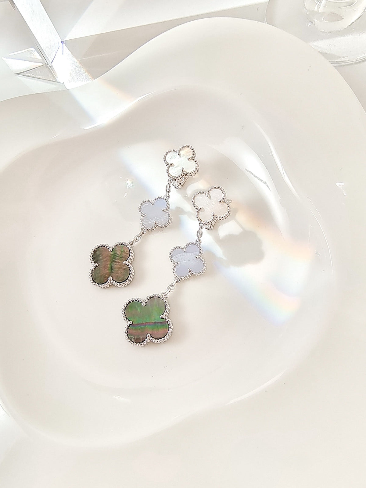 {
"Bling Jewelrys ": "ブリング・ジュエリー",
"CLOVER 3 MOTIFS CHALCEDONY DARK MOP SILVER EARRINGS": "クローバー 3モチーフ カルセドニー ダークマザーオブパール シルバーピアス"
}