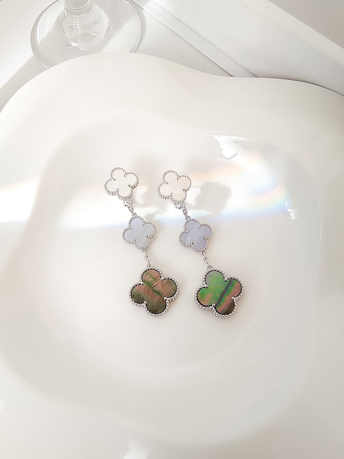 {
"Bling Jewelrys ": "ブリング・ジュエリー",
"CLOVER 3 MOTIFS CHALCEDONY DARK MOP SILVER EARRINGS": "クローバー 3モチーフ カルセドニー ダークマザーオブパール シルバーピアス"
}
