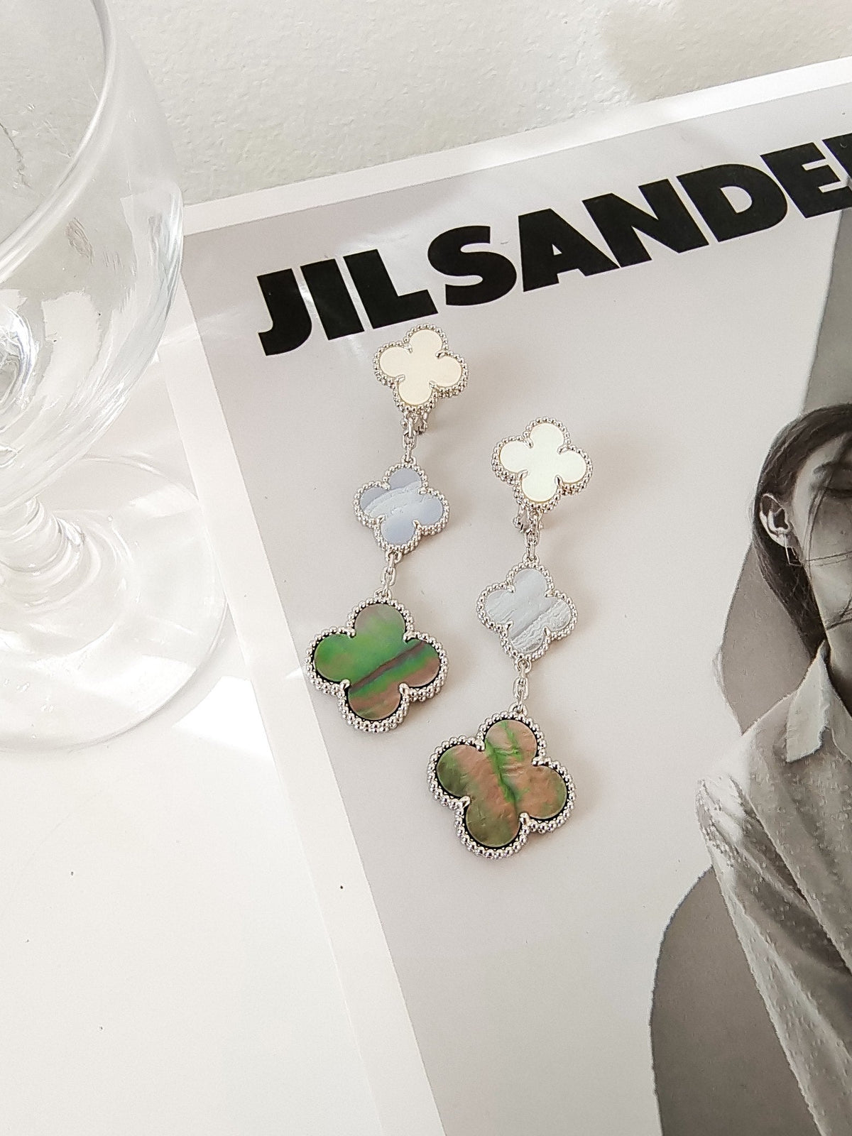 {
"Bling Jewelrys ": "ブリング・ジュエリー",
"CLOVER 3 MOTIFS CHALCEDONY DARK MOP SILVER EARRINGS": "クローバー 3モチーフ カルセドニー ダークマザーオブパール シルバーピアス"
}